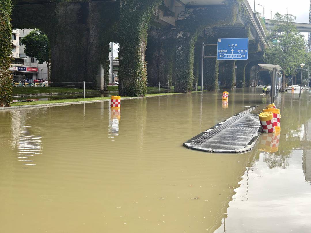 成都清江中路突发爆管 多部门紧急处置减少交通出行影响