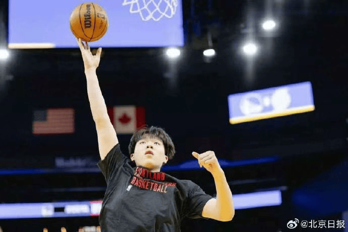 杨瀚森迎NBA常规赛首秀<strong></p>
<p>币下</strong>,两罚全中拿到个人NBA生涯首分;此前出场时播音字幕都是中文