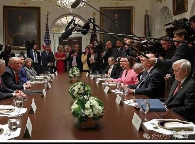 他被特朗普当众羞辱<strong></p>
<p>币下</strong>，全场都在哄笑