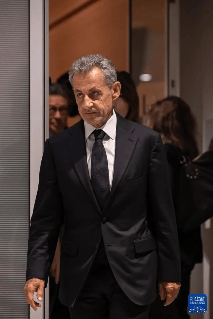 70岁法国前总统萨科齐的“坐牢style”：入狱前密会马克龙<strong></p>
<p>币下</strong>，入狱后开始写书