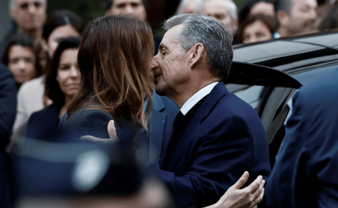 70岁法国前总统萨科齐的“坐牢style”：入狱前密会马克龙<strong></p>
<p>币下</strong>，入狱后开始写书