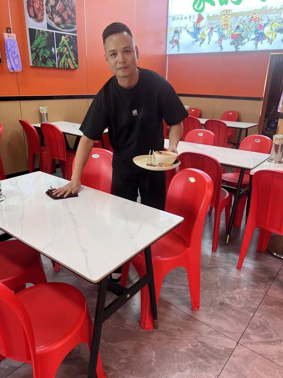 小伙到广州一猪脚饭店吃免费“2号餐”<strong></p>
<p>币下</strong>，突然跪地道谢，老板娘：以后要吃饭就直接过来
