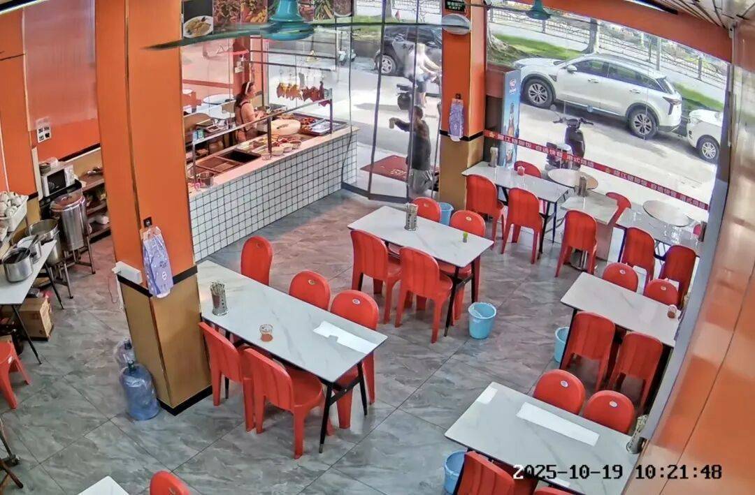 小伙到广州一猪脚饭店吃免费“2号餐”<strong></p>
<p>币下</strong>，突然跪地道谢，老板娘：以后要吃饭就直接过来