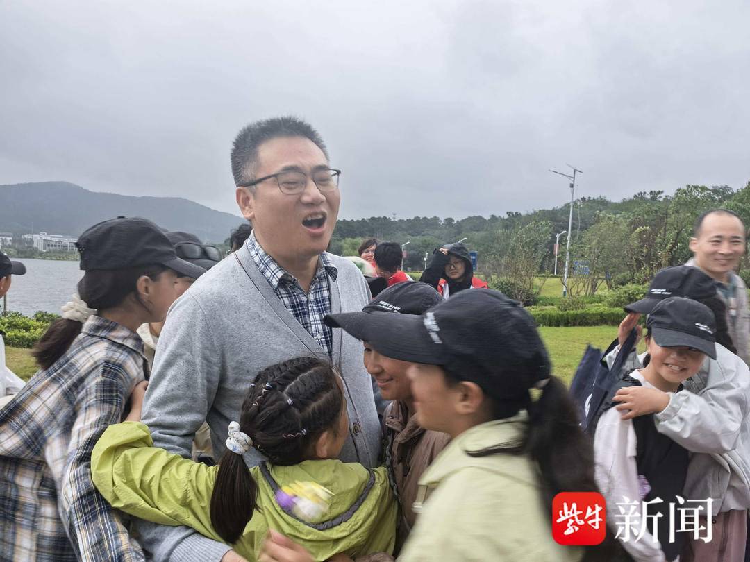 “叔叔是江苏的<strong></p>
<p>币下</strong>，将来一定带你们去看看！”镇江警官不忘承诺，四次组织近百名藏区学子来苏研学