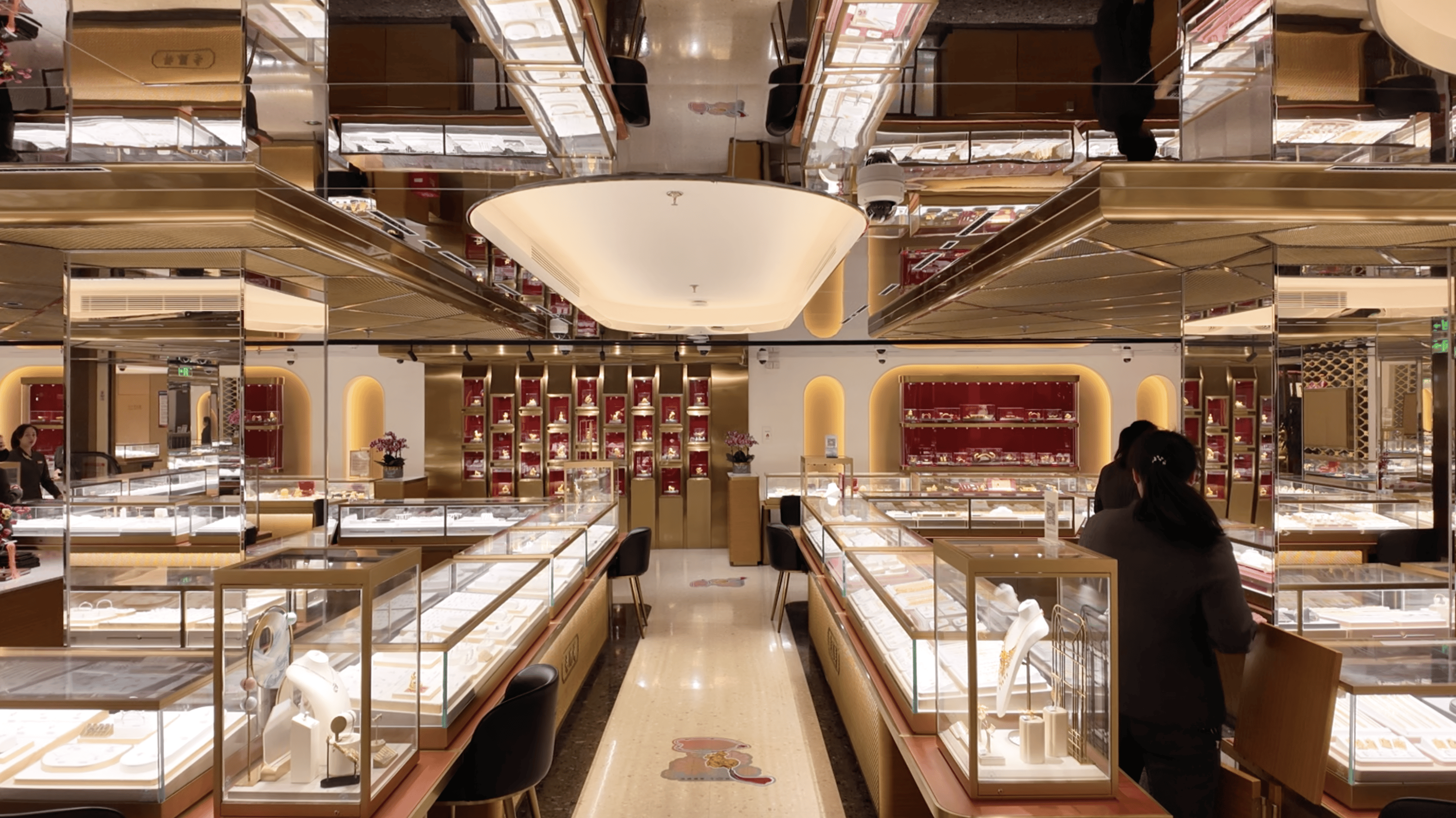 实探｜金价惊魂一夜后：“囤金大爷大妈”挤爆金店<strong></p>
<p>币下</strong>，拿下百克金条