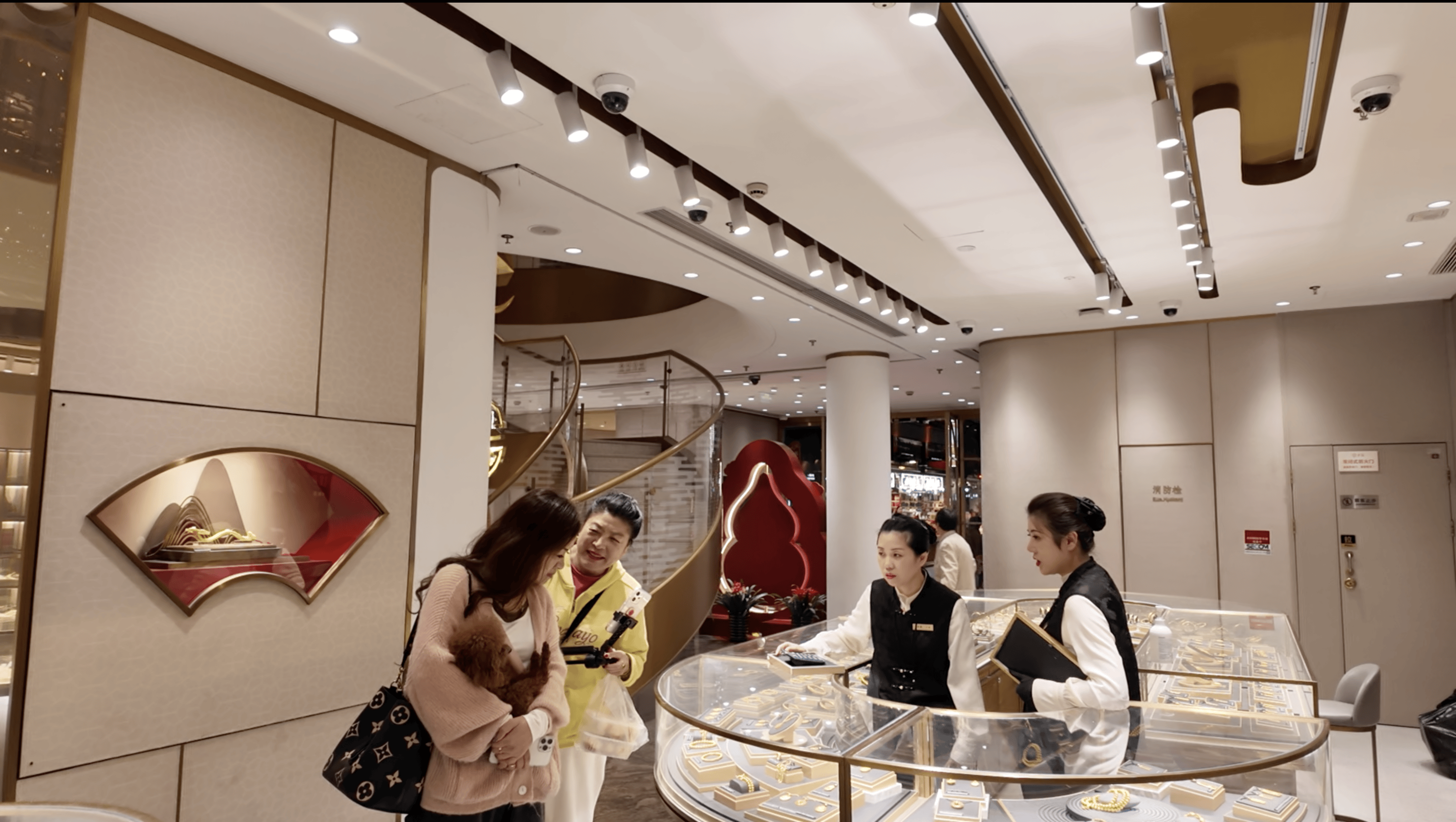 实探｜金价惊魂一夜后：“囤金大爷大妈”挤爆金店<strong></p>
<p>币下</strong>，拿下百克金条