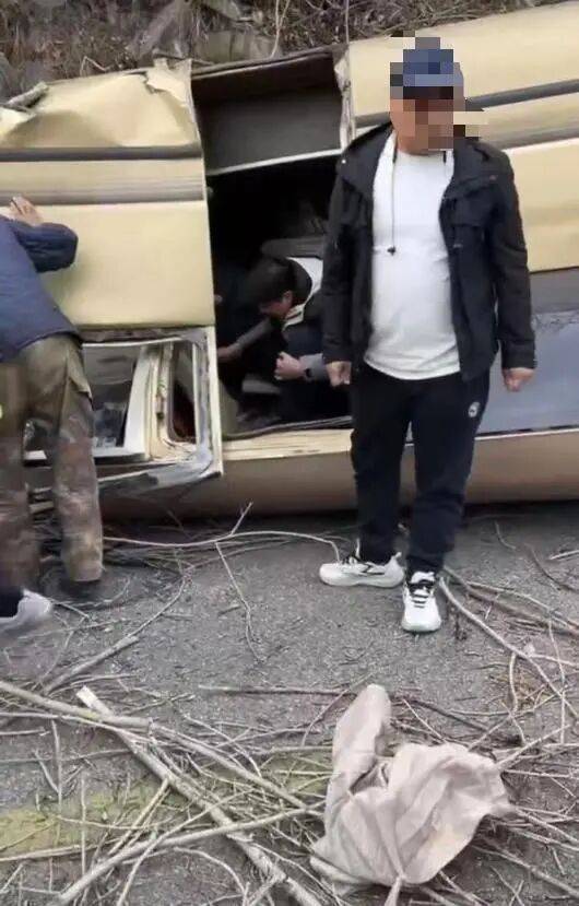 “车顶都没了”！山西五台山景区一面包疑刹车失灵翻扣路面<strong></p>
<p>币下</strong>，13名被困者全部获救，当地回应：好像是在检票口追尾，无人员身亡