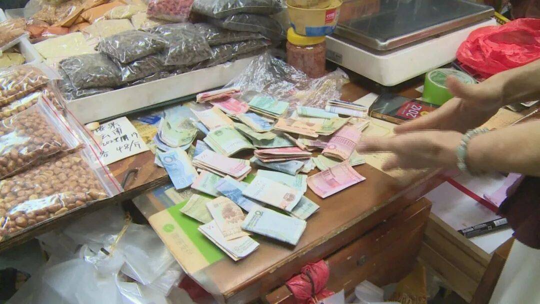 广东一男子两三年持续往批发店无故扔钱<strong></p>
<p>币优</strong>,店主:每次他都不承认,还钱还把钱送回来