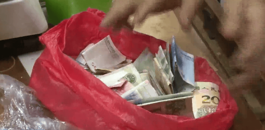 广东一男子两三年持续往批发店无故扔钱<strong></p>
<p>币优</strong>,店主:每次他都不承认,还钱还把钱送回来