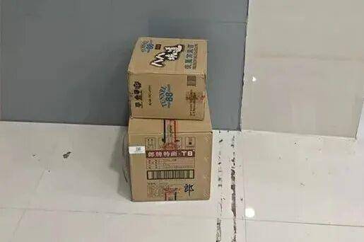 临沂俩小伙偷摸去派出所门口放下<strong></p>
<p>牛币兑换</strong>了…