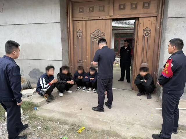 临沂俩小伙偷摸去派出所门口放下<strong></p>
<p>牛币兑换</strong>了…