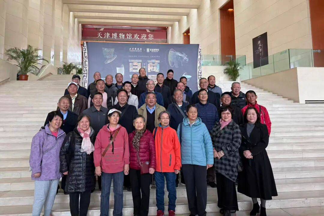 又是一年重阳日<strong></p>
<p>巴币</strong>，情暖金秋映晚晴