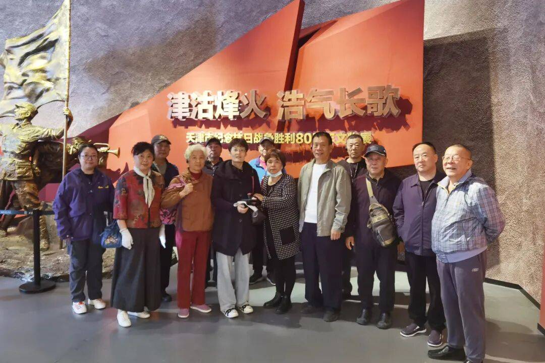 又是一年重阳日<strong></p>
<p>巴币</strong>，情暖金秋映晚晴