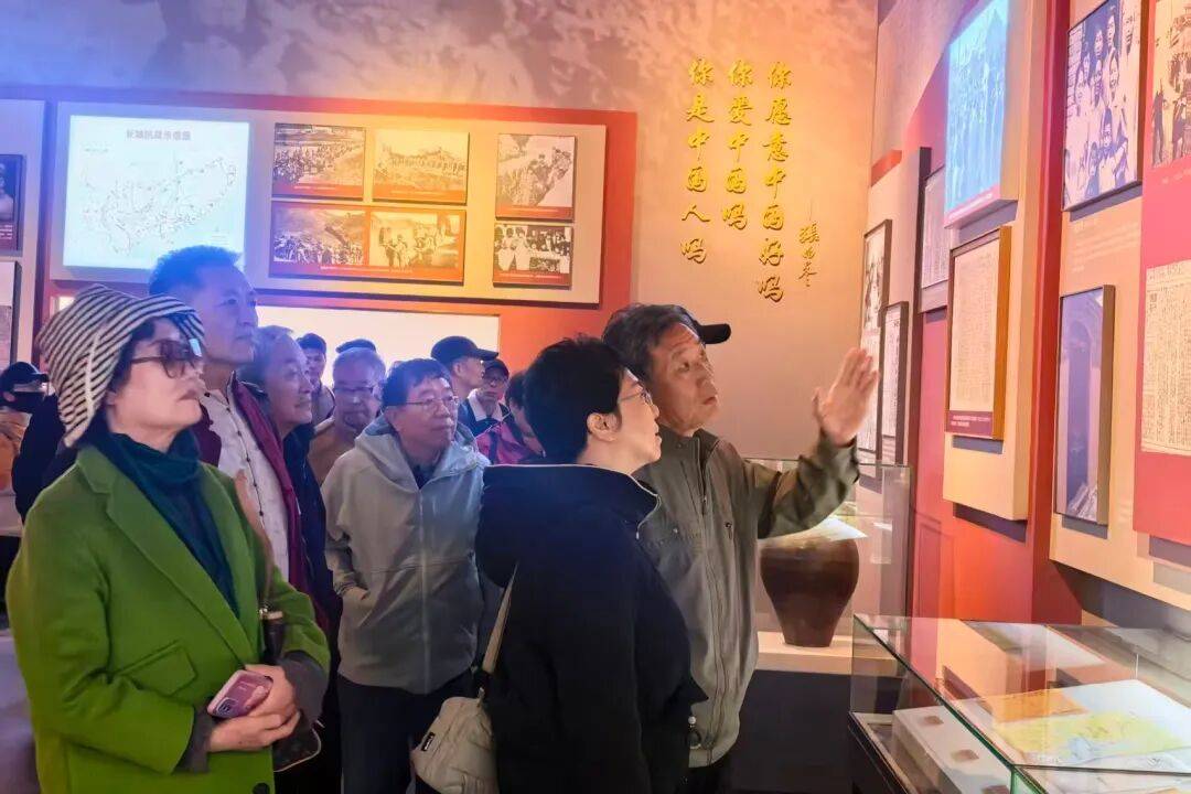 又是一年重阳日<strong></p>
<p>巴币</strong>，情暖金秋映晚晴