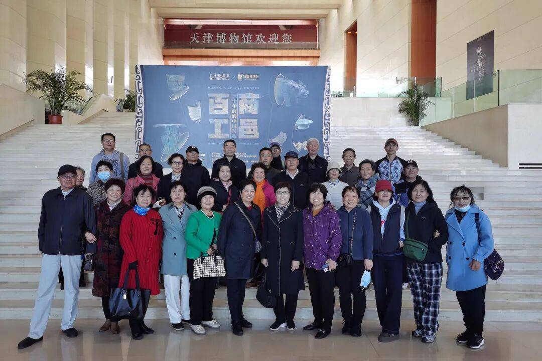 又是一年重阳日<strong></p>
<p>巴币</strong>，情暖金秋映晚晴