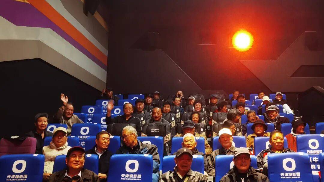 又是一年重阳日<strong></p>
<p>巴币</strong>，情暖金秋映晚晴