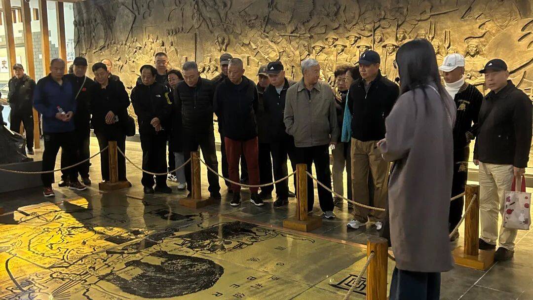 又是一年重阳日<strong></p>
<p>巴币</strong>，情暖金秋映晚晴