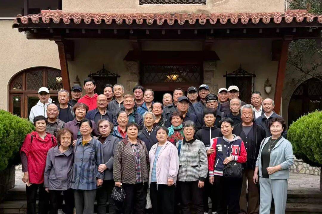 又是一年重阳日<strong></p>
<p>巴币</strong>，情暖金秋映晚晴