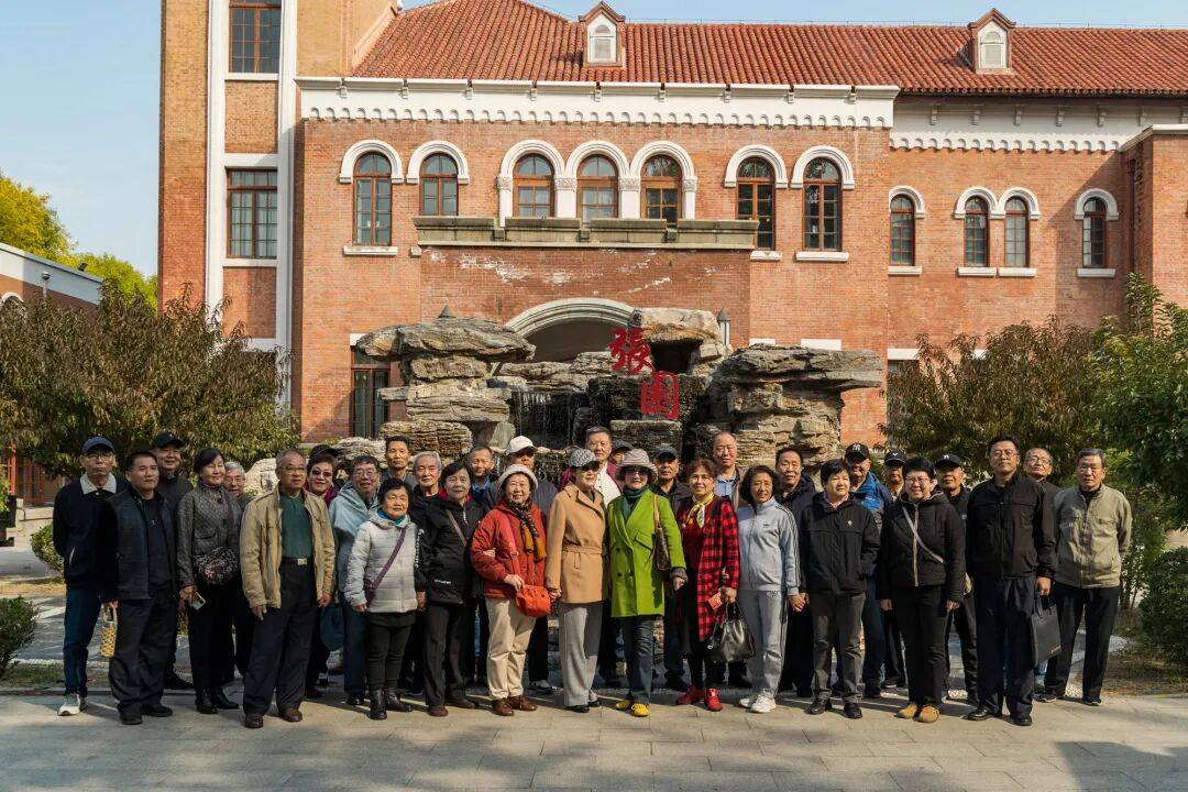 又是一年重阳日<strong></p>
<p>巴币</strong>，情暖金秋映晚晴