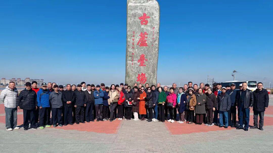 又是一年重阳日<strong></p>
<p>巴币</strong>，情暖金秋映晚晴