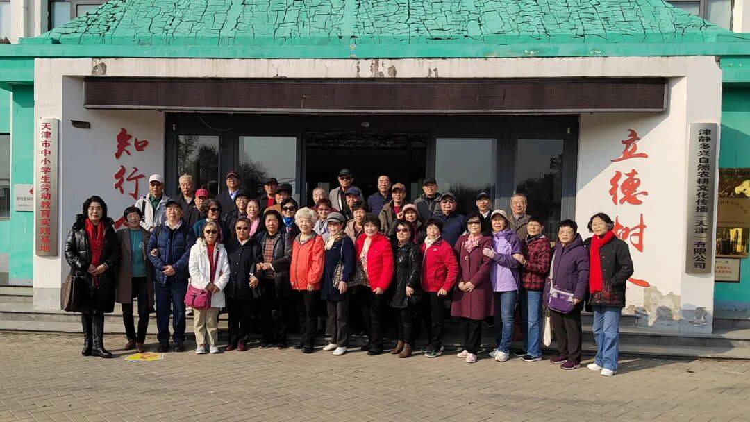 又是一年重阳日<strong></p>
<p>巴币</strong>，情暖金秋映晚晴