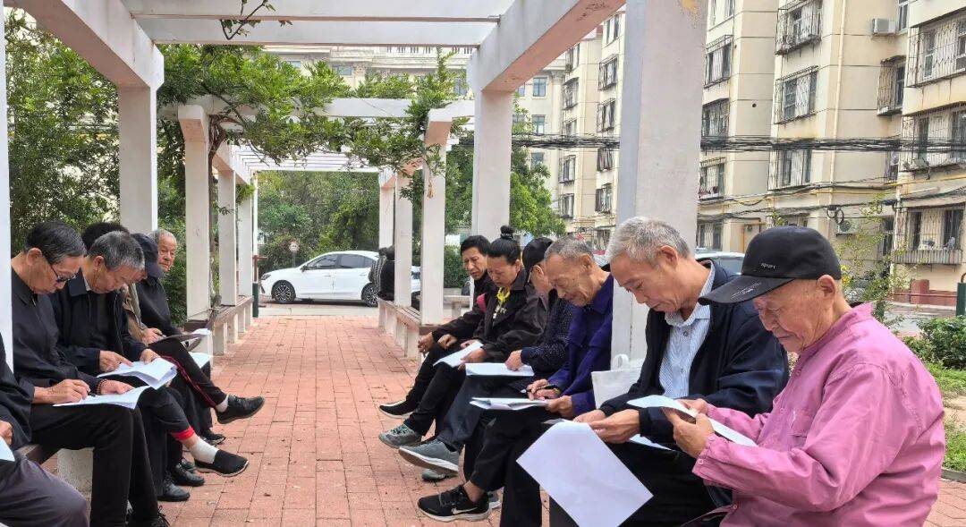 又是一年重阳日<strong></p>
<p>巴币</strong>，情暖金秋映晚晴