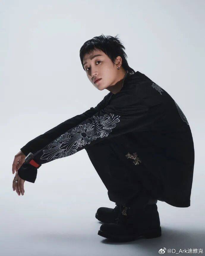 中国男歌手涉毒被捕<strong></p>
<p>华币</strong>！