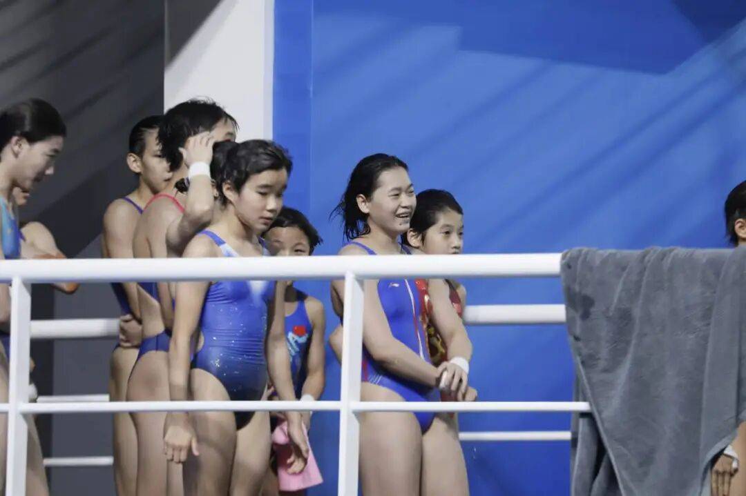 全红婵伤愈首秀夺冠!出战女子团体双人10米台<strong></p>
<p>火花币</strong>,看台上都是为她加油的海报