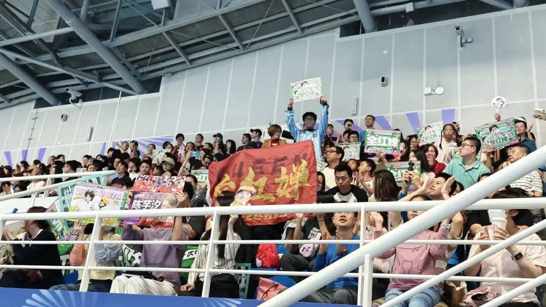 全红婵伤愈首秀夺冠!出战女子团体双人10米台<strong></p>
<p>火花币</strong>,看台上都是为她加油的海报