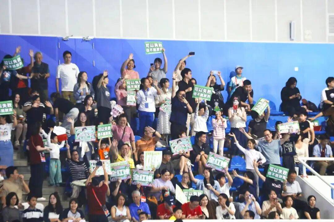 全红婵伤愈首秀夺冠!出战女子团体双人10米台<strong></p>
<p>火花币</strong>,看台上都是为她加油的海报