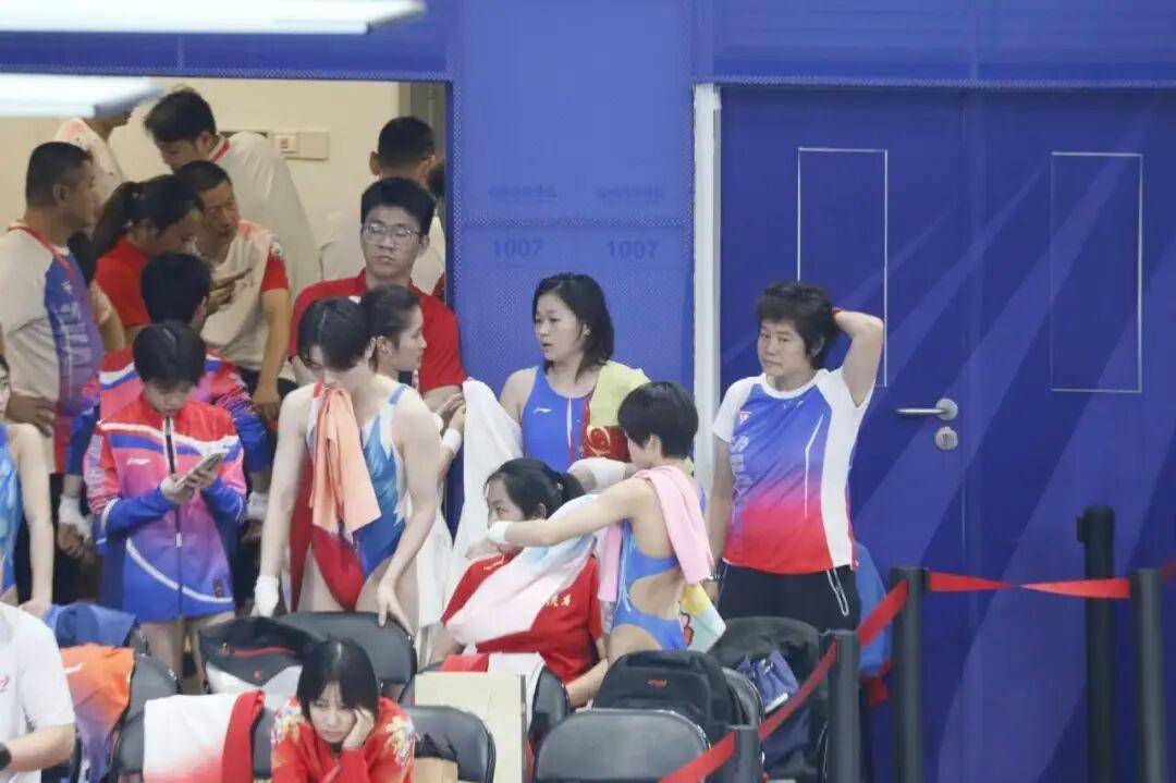 全红婵伤愈首秀夺冠!出战女子团体双人10米台<strong></p>
<p>火花币</strong>,看台上都是为她加油的海报