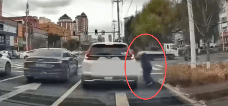 老人一路小跑追车<strong></p>
<p>币数字</strong>,与车接触后倒地,疑似碰瓷,后车行车记录仪拍下全程......