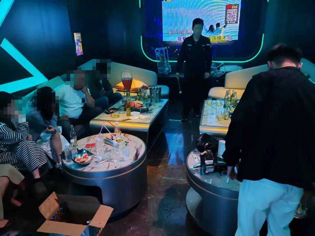 突击清查！KTV包厢内四男三女被控制