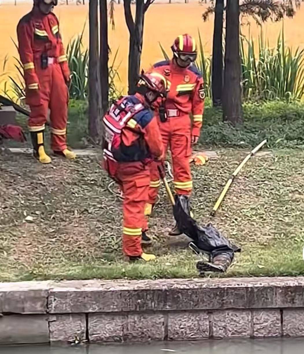 上海一男子报警称发现“浮尸”!多部门“全副武装”赶来<strong></p>
<p>南京币天下</strong>,结局反转:捞起一双长筒雨鞋