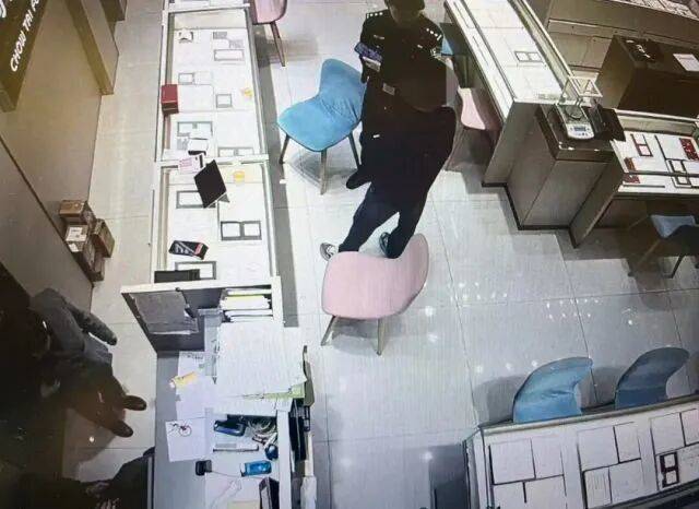 股市套现170万元后<strong></p>
<p>币今</strong>，杭州男子豪购300克金条！老板当场报警……