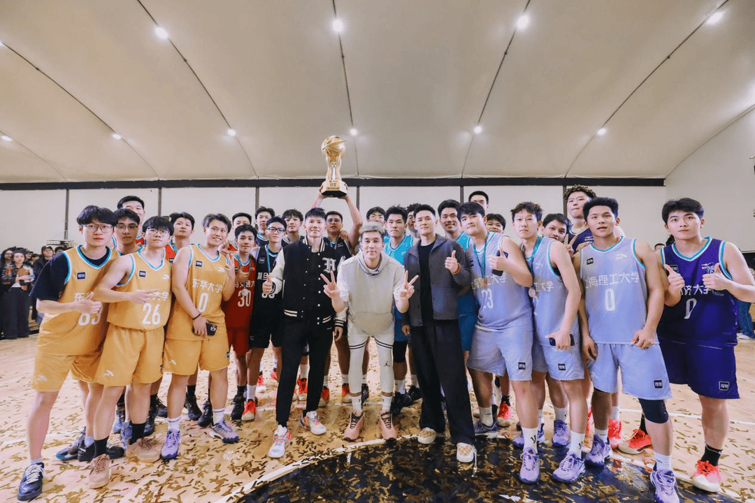 复旦、交大、同济等八大高校集结<strong></p>
<p>币今</strong>，得物App“新生杯”篮球赛首战上海