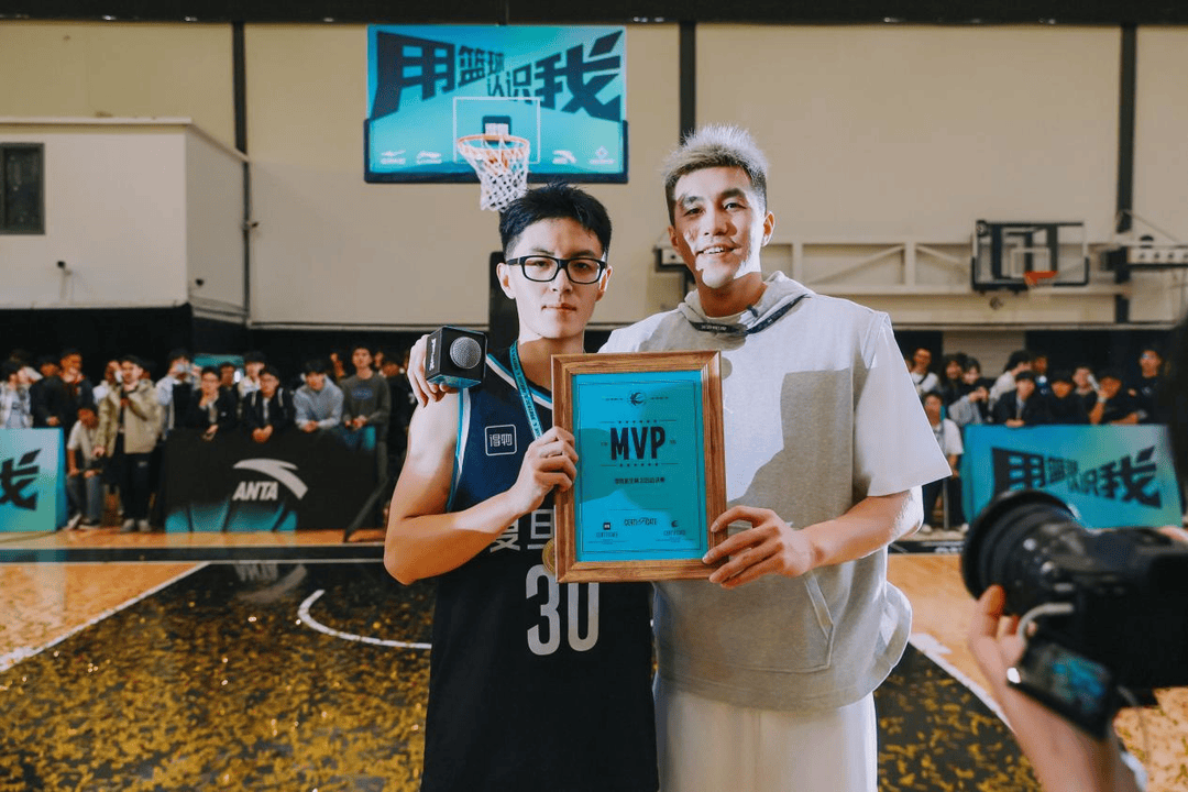 复旦、交大、同济等八大高校集结<strong></p>
<p>币今</strong>，得物App“新生杯”篮球赛首战上海