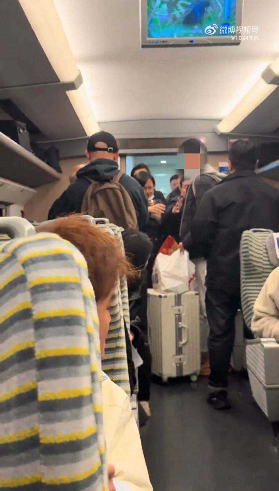 老年男子高铁上要求让座遭拒<strong></p>
<p>币今</strong>，反辱骂年轻乘客：“你是人吗？”