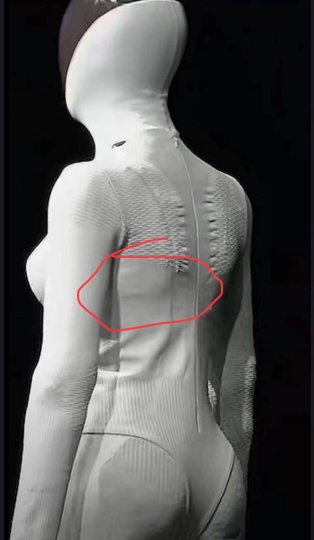 小鹏机器人造假？被网友质疑真人扮演<strong></p>
<p>币今</strong>，何小鹏澄清