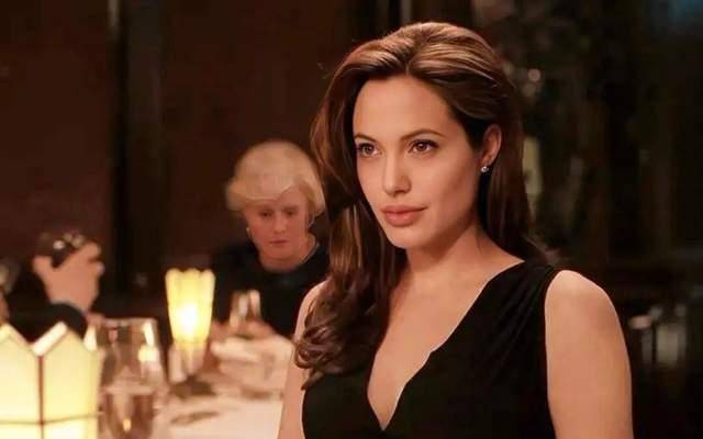 安吉丽娜·朱莉访乌<strong></p>
<p>币今</strong>，保镖被带走