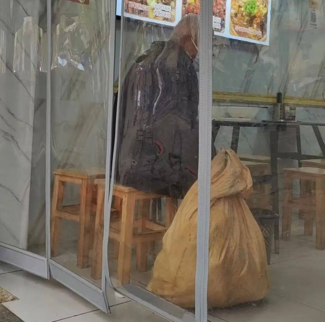 郑州深秋最暖一幕！郑州一小学老师在面馆门前偶遇流浪老汉，主动付两碗面钱请他吃了碗热汤面