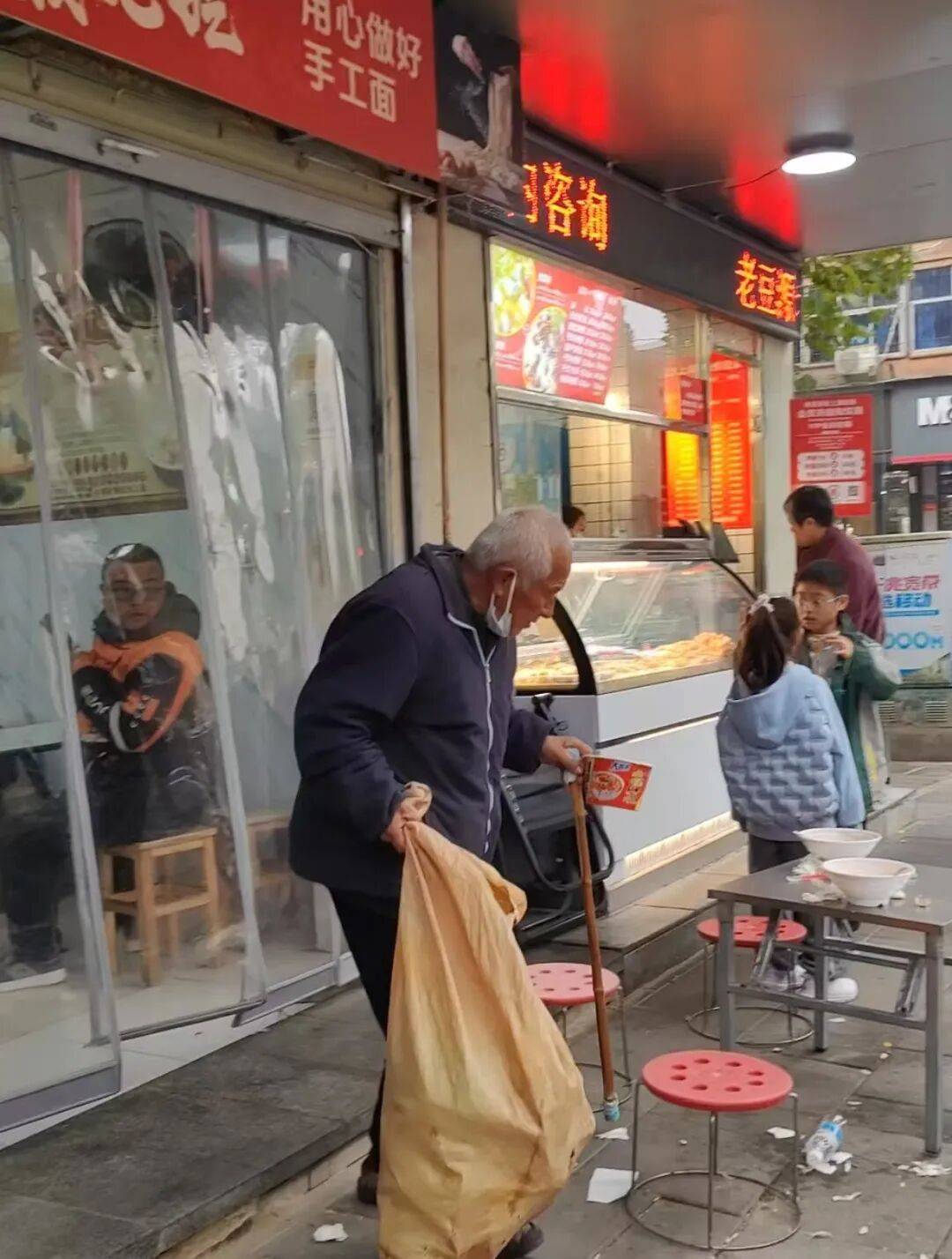 郑州深秋最暖一幕！郑州一小学老师在面馆门前偶遇流浪老汉<strong></p>
<p>币今</strong>，主动付两碗面钱请他吃了碗热汤面