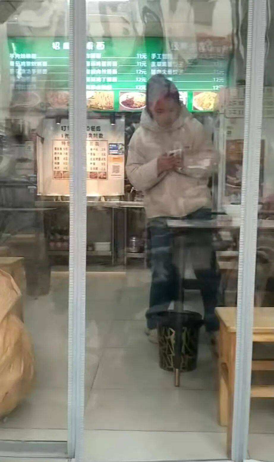 郑州深秋最暖一幕！郑州一小学老师在面馆门前偶遇流浪老汉<strong></p>
<p>币今</strong>，主动付两碗面钱请他吃了碗热汤面