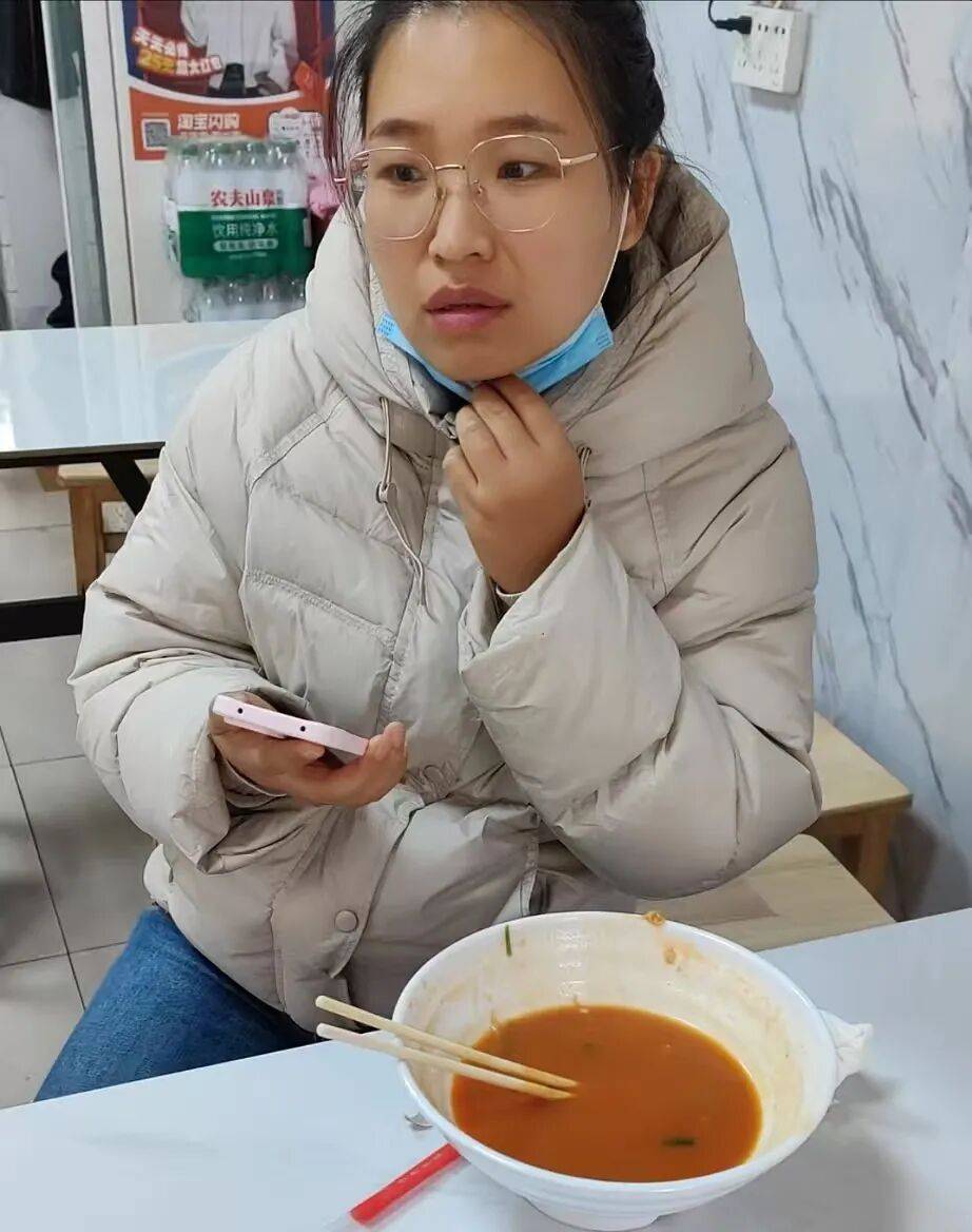 郑州深秋最暖一幕！郑州一小学老师在面馆门前偶遇流浪老汉<strong></p>
<p>币今</strong>，主动付两碗面钱请他吃了碗热汤面