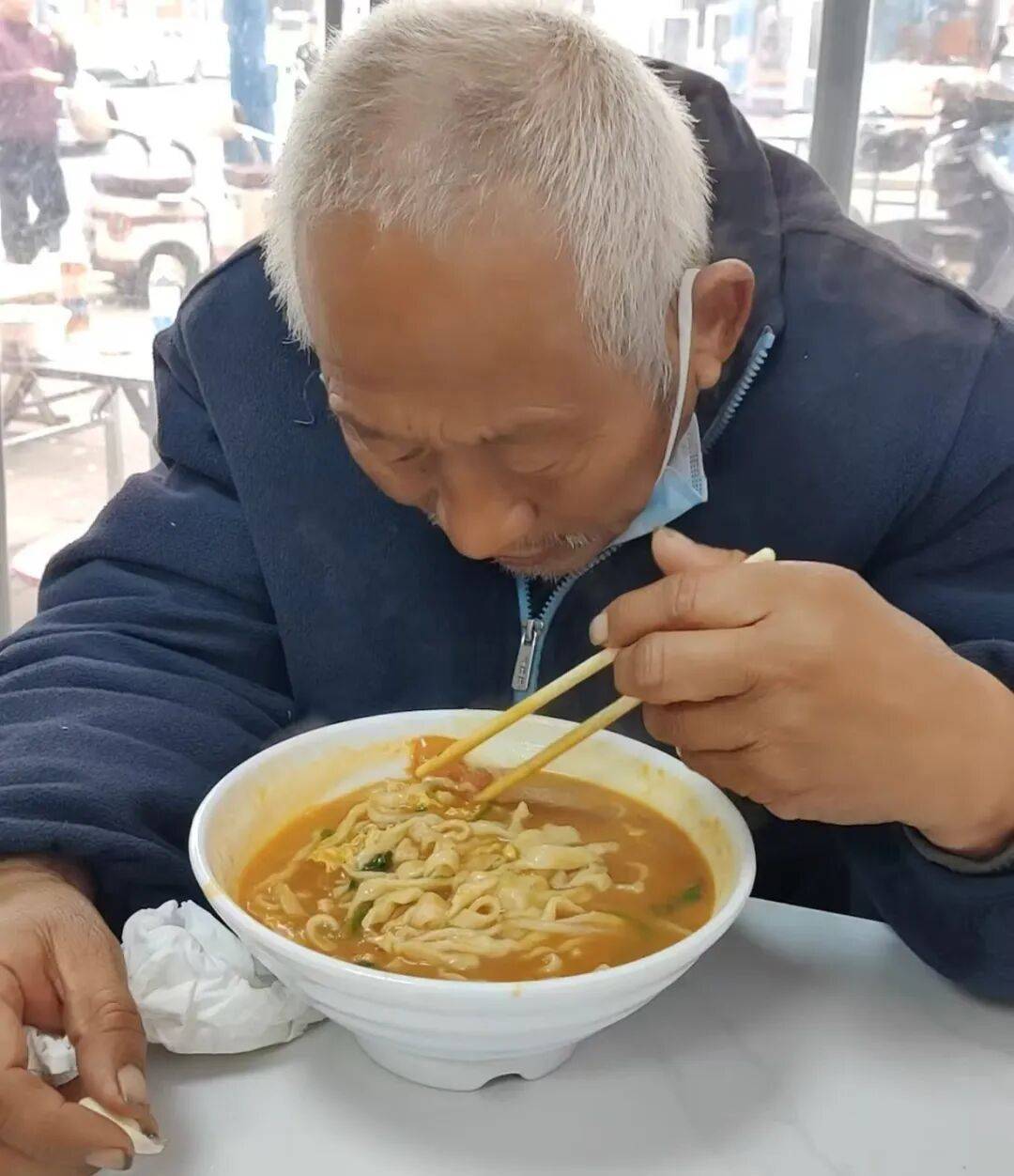 郑州深秋最暖一幕！郑州一小学老师在面馆门前偶遇流浪老汉<strong></p>
<p>币今</strong>，主动付两碗面钱请他吃了碗热汤面