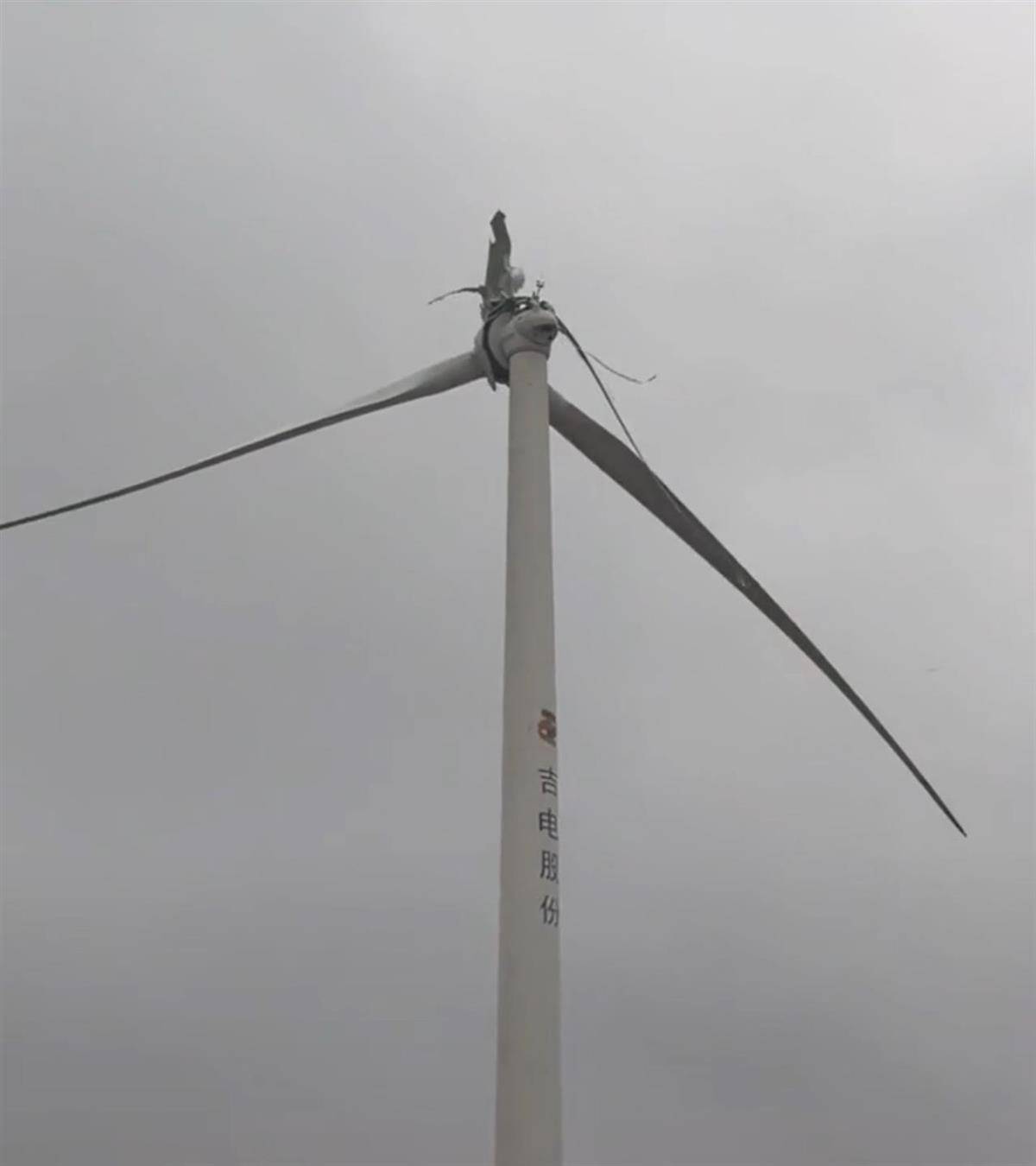 九江一架风力发电机叶片空中断裂<strong></p>
<p>瑞亚币</strong>，目击者称“玻璃纤维满天飞”，当地：正在处理