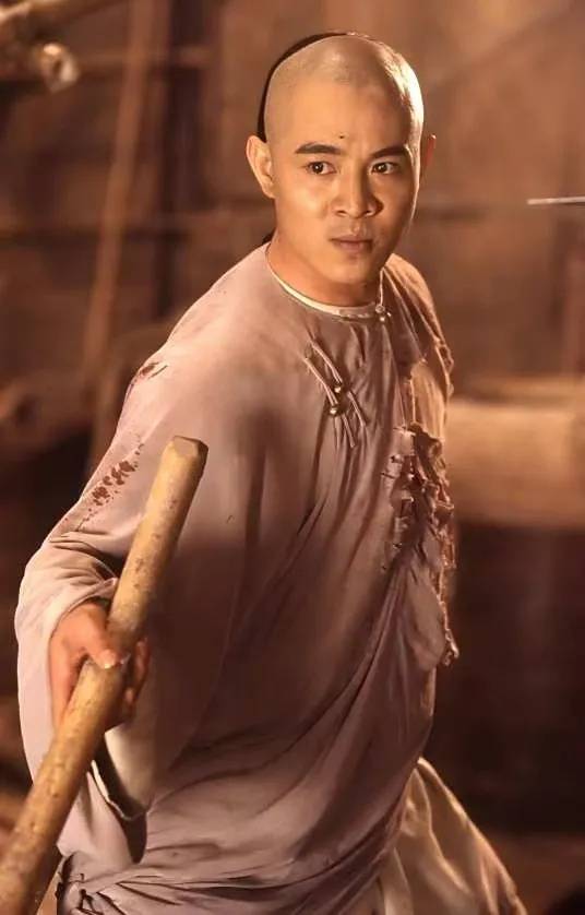 李连杰脱衣展示无疤痕上身<strong></p>
<p>瑞亚币</strong>，辟谣“换心脏”传闻，此前曾因颈部良性肿块接受手术切除