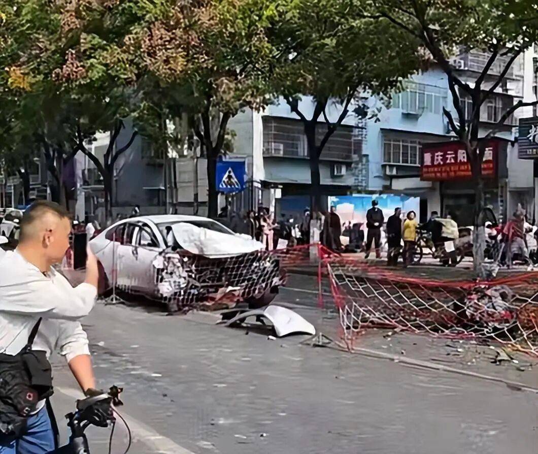 湖北一轿车疑似超速撞倒电箱撞断树<strong></p>
<p>永通币</strong>，市民：发动机都甩出来了；交警：有人受伤