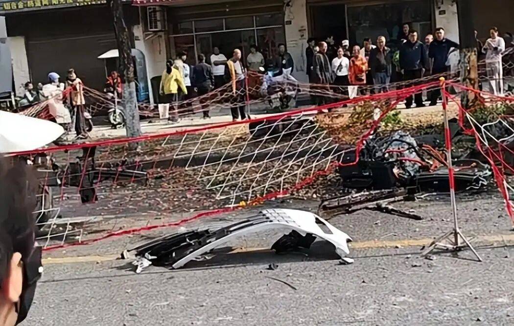 湖北一轿车疑似超速撞倒电箱撞断树<strong></p>
<p>永通币</strong>，市民：发动机都甩出来了；交警：有人受伤