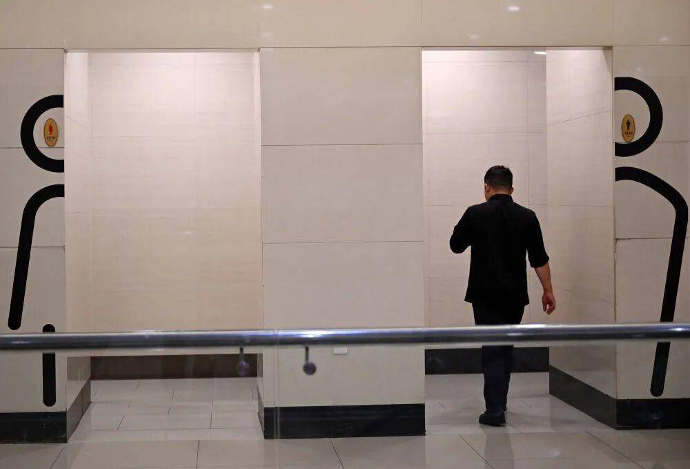 “我只想上个厕所<strong></p>
<p>币神</strong>,别考我了行不行!”